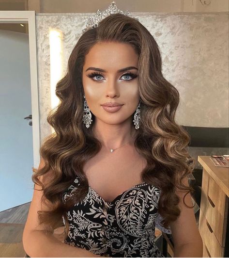 Hairstyles For A Pageant, High Ponytail Hairstyles Medium Length, Hollywood Waves With Volume, Down Styles For Medium Hair, Hollywood Hairstyles Wedding, Long Prom Hairstyles Down, Elegant Pageant Hair, Dramatic Prom Hair, Formal All Down Hairstyles