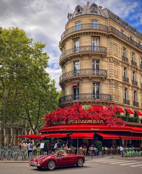 French Artwork, Elegant Restaurants, France City, Paris France Travel, France Travel Guide, Surrounded By Flowers, Parisian Vibes, Paris Aesthetic, Coffee Experience