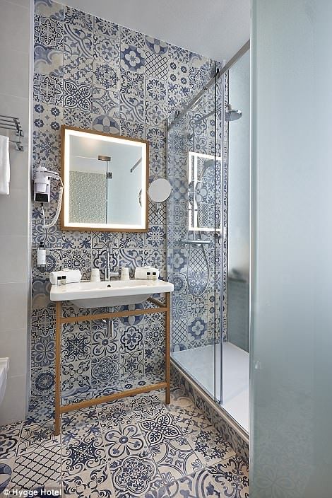 Moroccan Bathroom, White Bathroom Tiles, Bad Inspiration, Small Bathroom Makeover, Bathroom Design Decor, Bathroom Remodel Shower, Diy Bathroom Decor, Small Bathroom Design, Stylish Bathroom