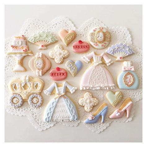 #marieantoinette  #customcookies #royalicing #dress  #icingcookies #sugarcookies #cookies  #instacookies #edibleart #icedbiscuits  #cbonbon #クッキー #アイシングクッキー #アイシングクッキー教室 #マリーアントワネット Eat Pretty, Magical Jewelry, 5k Followers, Marie Antoinette, Sugar Cookies, Cookies Et Biscuits, Sugar Cookie, Instagram Photos, Instagram