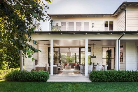 A Pacific Palisades home was designed by Studio William Hefner along with Annette English & Associates, infused with transitional and modern elements. Sunrooms Ideas, Farmhouse Exterior Design, Modern Outdoor Spaces, Kitchen Open, Casas Coloniales, Modern Farmhouse Exterior, Sunrooms, Versace Home, Farmhouse Exterior