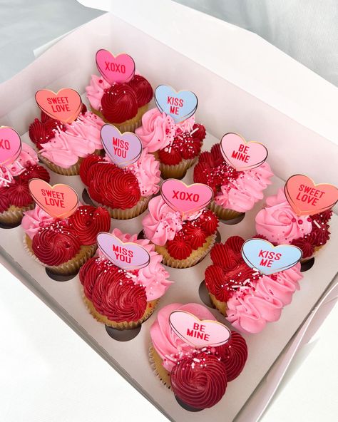 Valentine Galentines, Vday Cupcakes, Valentine Business Ideas, Dinner Valentines Day, Valentine Themed Cupcakes, Valentines Day Surprise, Valentines Day Bakery Ideas, Cupcakes Decoration Valentines Day, Valentine’s Day Bday Party