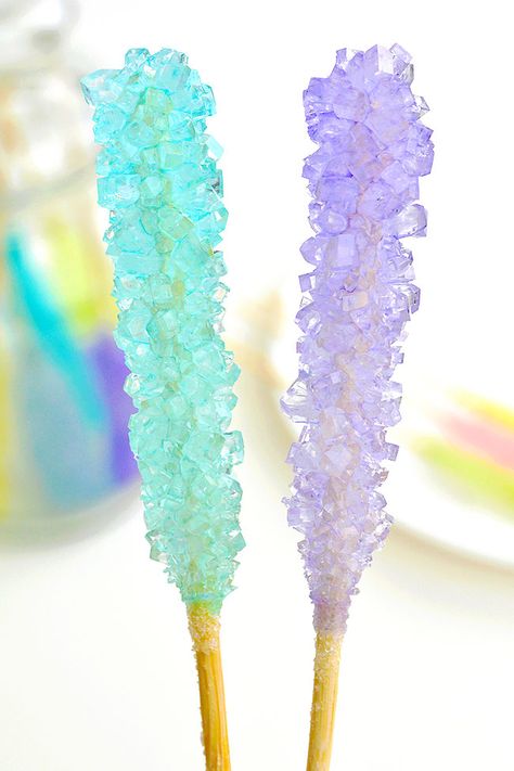 Unleash the fun of science in your own kitchen! Learn how to make rock candy with this easy homemade candy recipe! It's so cool to watch the sugar crystals growing each day! This is such a fun and educational recipe for both kids and adults - and the results are delicious! Christmas Rock Candy, Homemade Rock Candy, Rock Candy Recipe, Make Rock Candy, Making Gummy Bears, How To Make Rocks, Candy Experiments, Rock Candy Sticks, Candy Videos