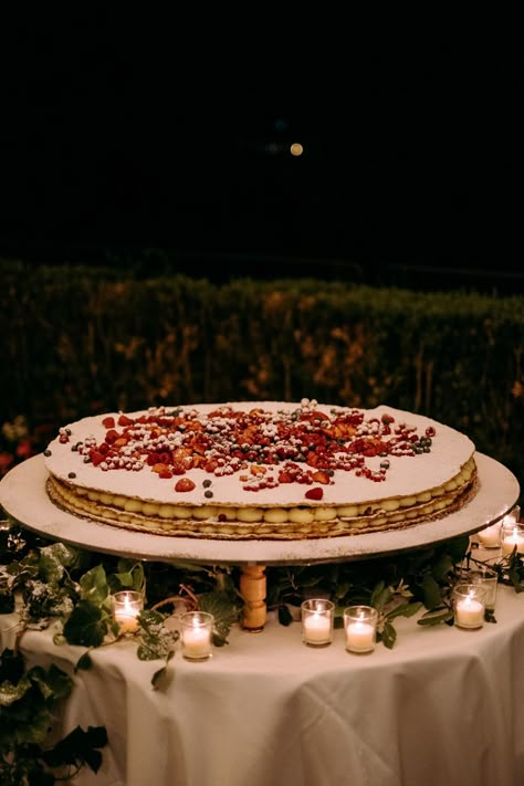 Italian Simple Wedding, Flat Italian Wedding Cake, Italian Wedding Red Roses, Italian Wedding Aesthetic Flowers, Italian Wedding Feast, Garden Wedding Italian, Italian Theme Wedding Cake, Italian Station Wedding, Italian Millefoglie Wedding Cake