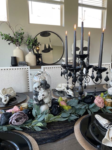 Dinner Party Decor Ideas, Halloween Dining Room, Halloween Dinner Party, Dinner Party Decor, Elegant Halloween Decor, Deco Halloween, Spooky Ideas, Spooky Chic, Halloween 23