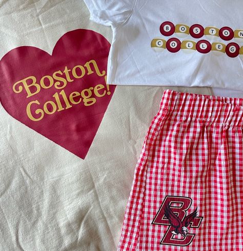 Boston College bundle 🥰 Boston College Game Day Outfit, College Gameday Fits, Boston College Dorm, Cute College Merch, Diy College Merch, College Merch Ideas, College Shirts Design, College Shirt Diy, School Merch