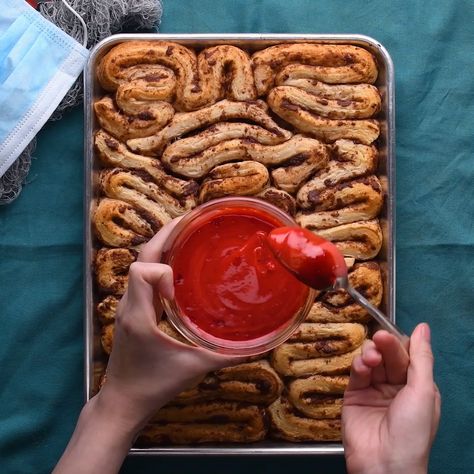 Werewolf Party Food, Edible Intestines Halloween, Spooky Foods For Halloween Party Easy, Spooky Cinnamon Rolls, Ghoulish Recipes, Ghoulish Makeup, Easy Healthy Halloween Treats, Scary Pasta, Halloween Decoration Crafts