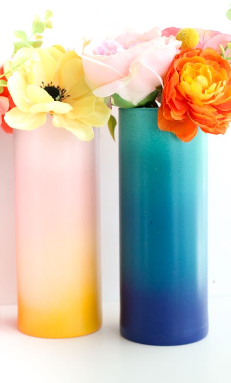 Yes, yes, I am back at that gradient game. I really just can't help myself. I just love that subtle blend of color! And honestly, I am not ... Diy Vase Ideas, Flower Vase Drawing, Diy Holiday Party, Diy Confetti, Flower Vases Decoration, Creative Tutorials, Diy Xmas Gifts, Tanah Liat, Vase Crafts