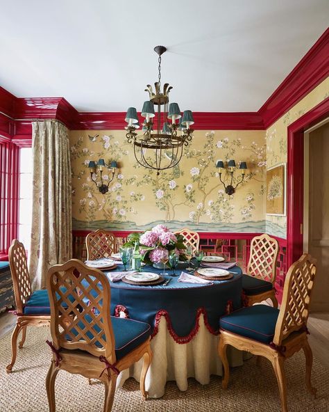 #windowtreatments #drapescurtains #curtains #drapes #homedecor #drapery #diningroom #diningroomideas Celerie Kemble, Red Dining Room, Hampton Home, Chic Dining Room, Casual Dining Rooms, Chinoiserie Wallpaper, Maximalist Decor, Red Rooms, Hamptons House