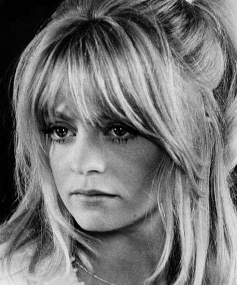 original Goldie Hawn Bangs...could it be more perfect? Shampoo 1975, Goldie Hawn Hair, 70s Hair Styles, Big Bangs, 70s Hair, Hollywood Hair, Fringe Bangs, Goldie Hawn, Long Bangs