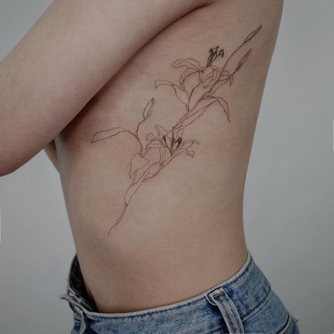 Handpoke Tattoo, Flower Tattoo Shoulder, Inspiration Tattoos, Birth Flower Tattoos, Lily Tattoo, Best Sleeve Tattoos, Sleeve Tattoos For Women, Flower Tattoo Designs, Simplistic Tattoos