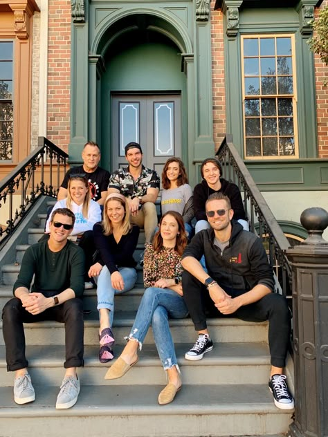 My Fuller Family filling the Warner Bros steps Fuller House Wallpaper, Fuller House Aesthetic, Full House Wallpaper, Max Fuller House, Full House Videos, Isaak Presley, Full House Memes, Fuller House Cast, Full House Funny