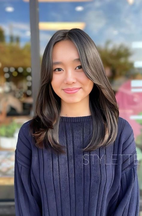 Whether you're looking for short or long Asian layered hair ideas, we've got plenty of inspo pics to help you find a perfect style. Medium Hair Asian, Asian Long Haircut, Asian Haircut Medium, Asian Haircut Medium Layered, Haircut Medium Layered, Asian Layered Hair, Trendy Womens Haircuts, Hair Styles Asian, Textured Hair Styles