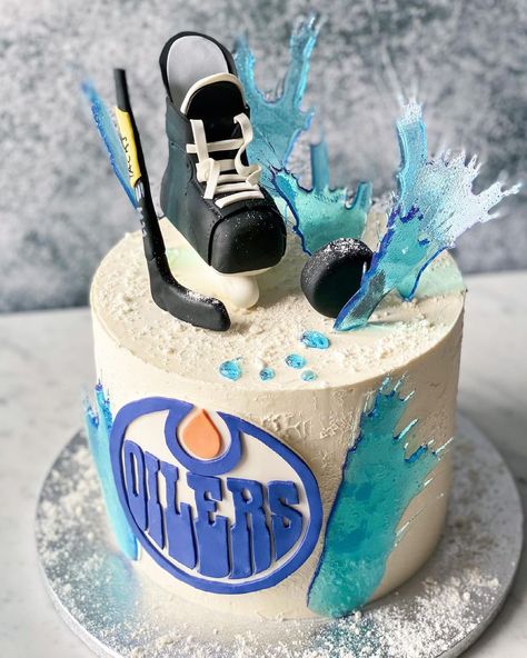 Landschaft Placki on Instagram: “Coś dla fana hokeja na lodzie ⛸ . . . . . #cake #icehockey #icehokeycake #cakedecorating #cakedecor #cakedesigner #cakeformen #cakeoftheday…” Oilers Cake, Hockey Birthday Cake, Cake Decorating Birthday, Hockey Cakes, Hockey Birthday Parties, Sports Themed Cakes, Decorating Birthday, White Birthday Cakes, Hockey Birthday