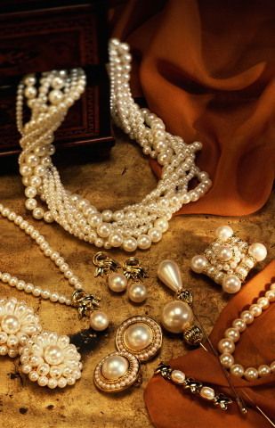 Pearls, pearls, pearls Jewelry Kundan, Pearl Love, Wear Pearls, Pearl Accessories, Pearl And Lace, Jewelry Stone, Jewelry Beaded, Vintage Pearls, Dressing Room