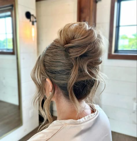 Knot Low Bun, Messy Updo Wedding, Hairstyle 90s, Bridesmaid Hair Inspo, Wedding Hair Up, Guest Hair, Bridesmaid Hair Makeup, Special Occasion Hairstyles, Bridal Hair Updo