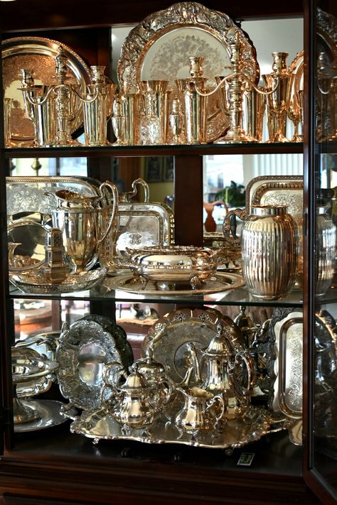 Mixing Gold And Silver Decor, Bridgerton Brunch, Crockery Display, Victorian Teapots, Vintage Tea Time, Kitchen Vignettes, Silver Display, Interior Design Dining, Cottage Aesthetic