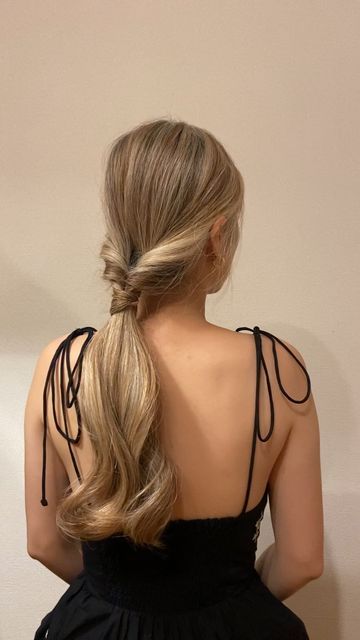 Michelle | Hairstyles on Instagram: "Easy, loose ponytail hairstyle👱‍♀️ also a perfect healthy hair idea☘️ Welcome to check my profile for more hairstyles inspiration. #hairstyle #hairarrange #hairtutorial #healthyhairtips #lowponytail #easyhairstyles" Loose Ponytail Hairstyles, Trendy Ponytail Hairstyles, Low Pony Hairstyles, Natalie Portman Black Swan, Trendy Ponytail, Cute Ponytail, Hairstyles Inspiration, Pony Hairstyles, Loose Ponytail