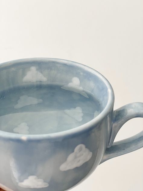 Clouds Pottery Painting, Blue Mugs Aesthetic, Clouds Ceramics, Ceramic Mug Designs Painted, Paint Your Own Pottery Ideas Mug, Cute Mug Ideas, Cute Pottery Mug, Mug Pottery Painting Ideas, Cloud Pottery