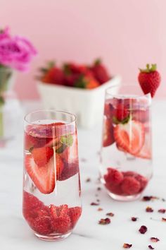 Fruit Waters, Homemade Beverages, Fruit Water Recipes, Steak Dinner Sides, Prayer Jar, Infused Waters, Pink Pool, Flavored Water Recipes, Infused Water Recipes