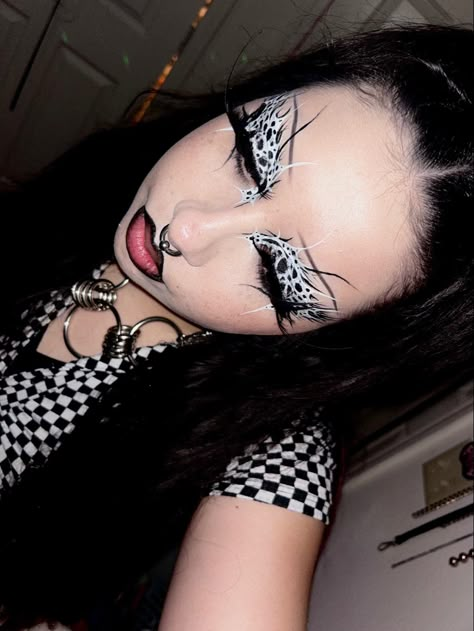 Alt Makeup Looks, Unconventional Makeup, Goth Eye Makeup, Dark Makeup Looks, Eyeliner Ideas, Punk Makeup, Face Art Makeup, Face Paint Makeup, Graphic Makeup