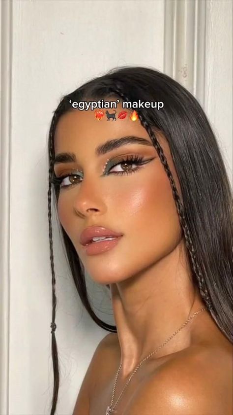 Ancient Egypt Eye Makeup, Cleopatra Halloween Makeup Ideas, Easy Egyptian Makeup, Old Egyptian Makeup, Cleopatra Modern Outfit, Pharaonic Makeup, Cleopatra Make Up Halloween, Ancient Egyptian Makeup Look, Cleopatra Eye Makeup Tutorial