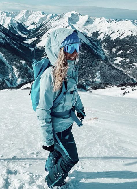 Blue Ski Jacket Outfit, Backcountry Skiing Women, Montec Ski Outfit, Snowboard Hairstyles, Ski Tips For Beginners, Ski Trip Essentials, Ski Tips, Wander Outfit, Ski Trip Packing