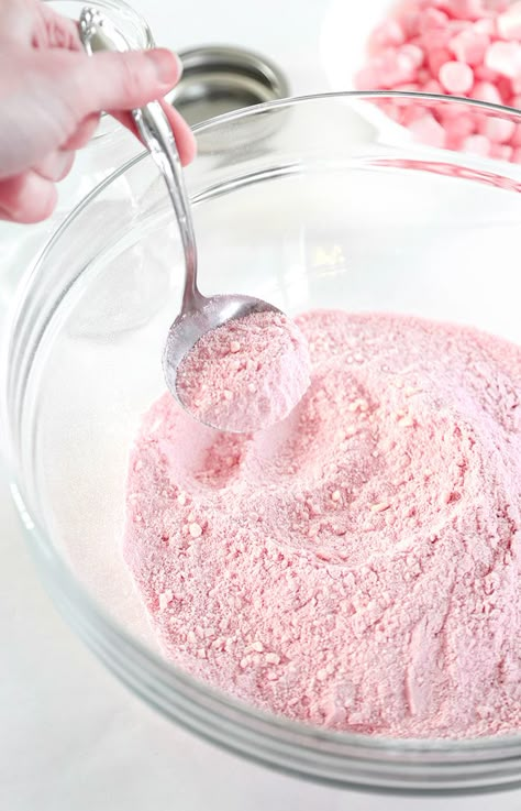 Diy Strawberry Nesquik Powder, Homemade Drink Mixes, Diy Cocoa Mix Recipe, Pink Hot Cocoa Bar, Hot Chocolate Powder Recipe, Strawberry Hot Chocolate, Jar Mixes, Hot Cocoa Mix Recipe, Homemade Dry Mixes