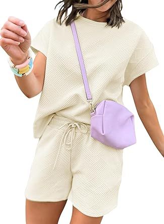 Summer 2 Piece Outfits, Matching Tracksuit, Long Flights, Best Clothing, Shorts Pants, Trending Fashion, Short Sleeve Pullover, A Plane, Clothing Hacks