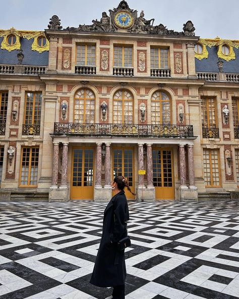 The palace of versailles in winter Palace Of Versailles Photo Ideas, Versailles Instagram Pictures, Versailles Aesthetic, The Palace Of Versailles, Paris Trip, Palace Of Versailles, Travel Pics, Europe Trip, Paris Travel