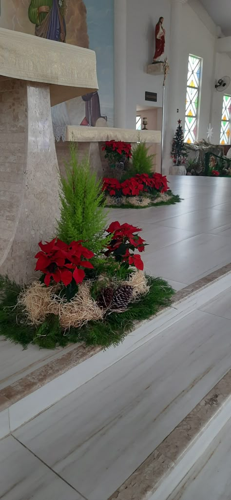 Poinsettia Flower Arrangements, Catholic Church Christmas Decorations, Easter Church Flowers, Advent Church Decorations, Church Christmas Decorations, Church Altar Decorations, Altar Design, Table Flower Arrangements, Church Easter Decorations