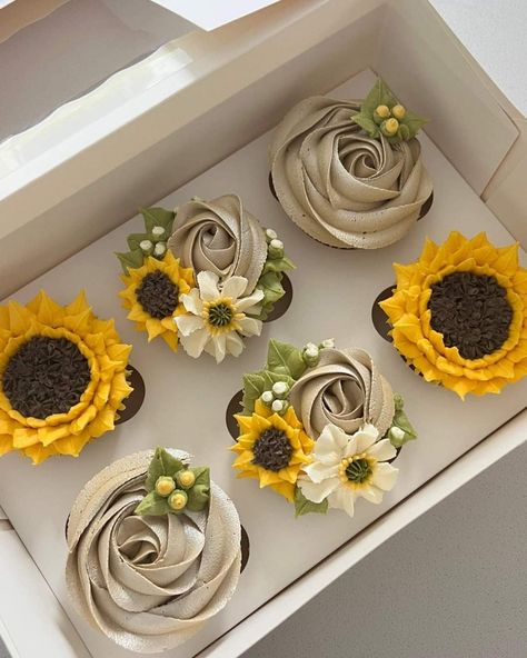 Sunflower Bundt Cake, Sunflower Cupcakes Ideas, Gold Flower Cupcakes, Yellow Cupcakes Decoration, Sunflower Wedding Cupcakes, Cupcakes Flores, Sunflower Cupcakes, Sunflower Cake, Flower Cupcake