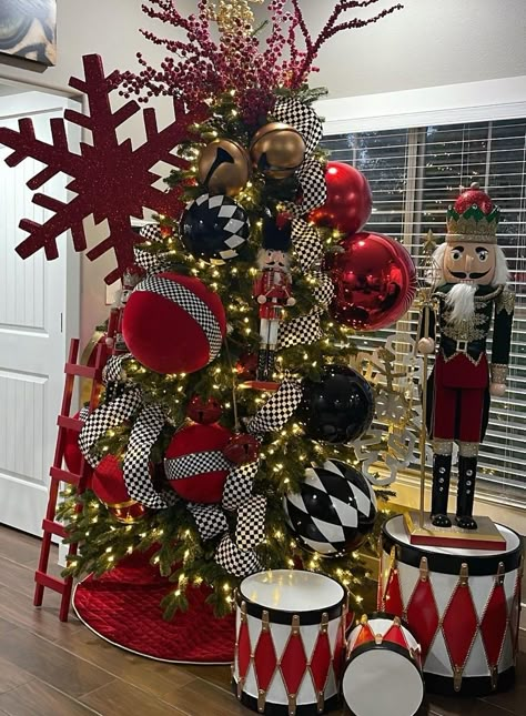 Nutcracker Christmas Tree Theme Ideas, Nutcracker Christmas Tree Ideas, Nutcracker Christmas Tree Theme, Themes For Christmas Trees, Nutcracker Themed Christmas Tree, Trees In Snow, New Year Christmas Tree, Black Christmas Decorations, Nutcracker Christmas Tree