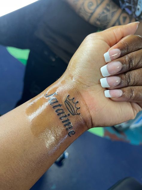 Mama Name Tattoo, Tattoo For Son Name, Sibling Initial Tattoo, Partners Name Tattoo Ideas, Finger Name Tattoos, Baby Names Tattoo Ideas For Mom, Moms Tattoo Ideas, Mom Name Tattoo Ideas, Boyfriend Name Tattoos For Women