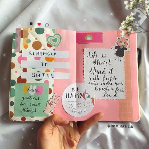 Sticker journal Easy Journalling Ideas, Painting In Journal Ideas, Cute And Easy Journal Ideas, Small Book Journal Ideas, Journaling Easy Ideas, Line Diary Ideas, Journal Ideas Simple And Easy, Journal Ideas Diy Homemade, Diy Journaling Ideas