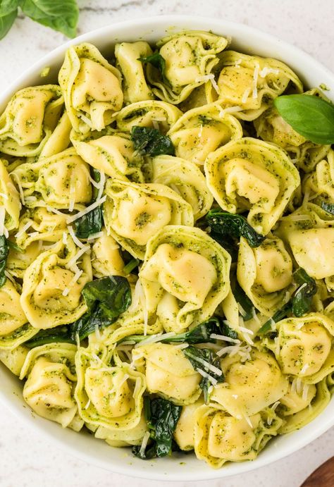 Pesto Tortellini is an easy dinner recipe that's ready in just 15 minutes! Tortellini pasta with an easy homemade spinach basil pesto sauce. Tortellini Homemade, Tortellini With Spinach, Soup With Pesto, Spinach Basil Pesto, Frugal Meal Planning, Homemade Pesto Sauce, Basil Pesto Sauce, Tomato Tortellini Soup, Spinach Pesto