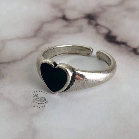 No need to worry about figuring out your ring size...all our adjustable rings were designed to easily bend & adjust to give your outfits a unique & bold touch! Grunge Rings, Black Heart Ring, Grunge Ring, Ring Y2k, Y2k Rings, Outfits Unique, Moon And Star Ring, Ring Heart, Bold Rings