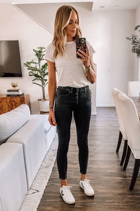 White Tee And Black Jeans Outfit, White Tshirt Black Jeans Outfits, Jeans Waistcoat Woman Outfit, Summer Outfits With Black Jeans, Jeans Outfit Black, Dark Jeans Outfit Spring, Black Ankle Jeans Outfit, Black Skinnies Outfit Winter, Casual Outfits Jeans Sneakers