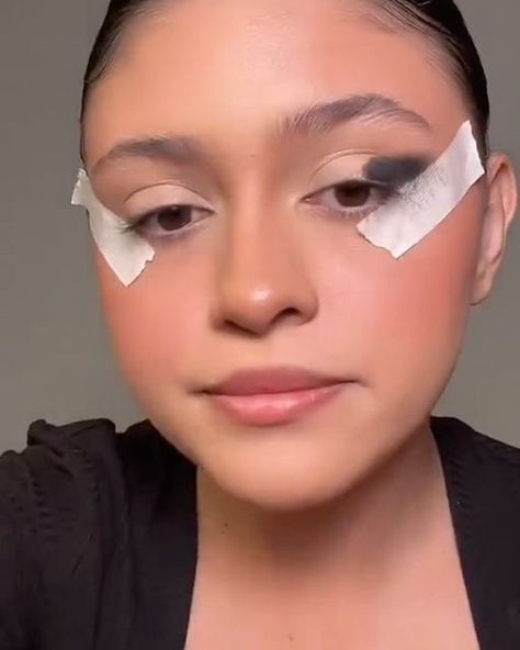 Tape Eyeshadow Trick, Eyeshadow With Tape, How To Put Eyeshadow, Tape Eyeshadow, Bridal Makeup Tutorial, Eyeshadow Tips, Simple Eyeshadow, Smokey Eye Tutorial, Simple Makeup Looks