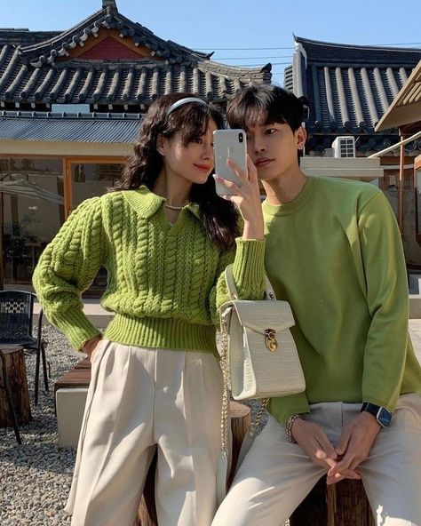 Matching Couple Outfits Korean, Couple Matching Outfits Aesthetic, Couple Twinning Outfits, Cute Couple Outfits Matching, Fall Outfits For Couples, Matchy Outfit Couple, Couple Outfits Korean, Matching Couple Clothes, Korean Couple Outfits