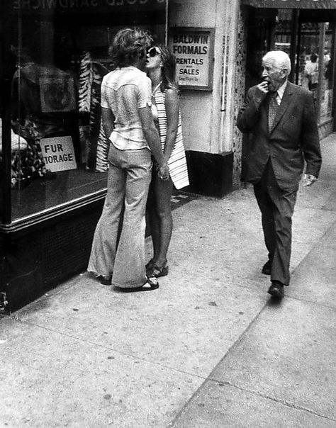 1970s - by Leon Levinstein 70s Couple, Kissing Couples, Street Photographers, Walking By, Street Scenes, Black & White, Vintage Love, Vintage Photographs, Vintage Photography