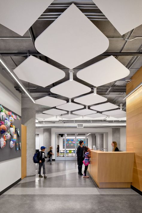 Live Oak School | TEF Design | Media - Photos and Videos - 5 | Archello School Ceiling Design, School Interiors, Classroom Ceiling, Hallway Ceiling, School Hall, Innovation Center, Ceiling Materials, School Hallways, Fire Life