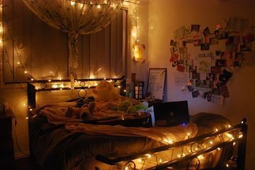 20 Easy Ways To Revamp Your Boring Room Into A Cozy Paradise With Fairy Lights Romantic Candle Lit Bedroom, Candle Light Bedroom, Romantic Bedroom Lighting Ideas, Romantic Bedroom Ideas For Valentines, Candles In Bedroom, Romantic Bedroom Lighting, Romantic Hotel Rooms, Cozy Bedroom Lighting, Romantic Bedroom Ideas