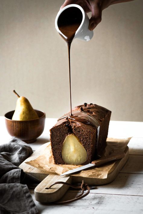 Glazed Icing Recipe, Cake Chocolate Ganache, Pear And Chocolate Cake, Easy Icing Recipe, Pear Chocolate, Pear Cake Recipes, Cake Glaze, Glaze For Cake, Farm Cake