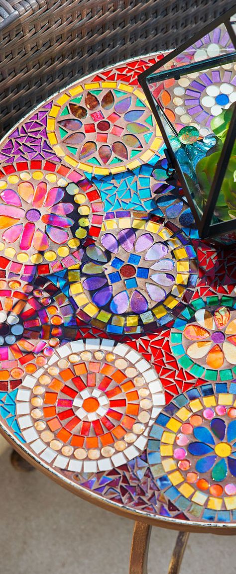 Gorgeous and bright mosaic table Free Mosaic Patterns, Mosaic Tables, Mosaic Furniture, Garden Tables, Mosaic Table Top, Colorful Mosaic, Tile Table, Mosaic Stained, Mosaic Madness