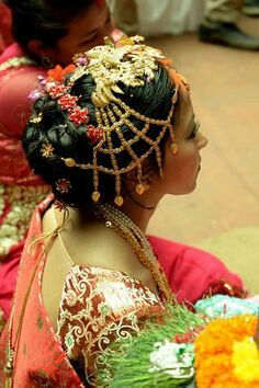 Newari Culture, Chic Messy Bun, Nepali Bride, Wedding Guest Outfit Winter, Winter Wedding Outfits, Wedding Outfits For Women, Winter Wedding Guests, Hair Jewellery, Messy Bun Hairstyles