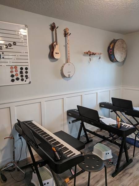 Kindergarten Music Room Design, Piano Teaching Room, School Music Room Aesthetic, At Home Music Studio, High School Music Room Design, Piano Studio Room, Music Lesson Studio Design, Studio Room Ideas, Piano Room Decor