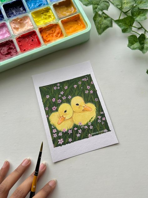 Two baby duck setting close to each other in the middle of tiny pink flower field is painted using gouache paints Duck Gouache Painting, Yellow Gouache Painting, Duck Painting Cute, Cute Gouache Illustration, Little Duck Drawing, Drawing With Gouache, Gouache Art Inspiration, Art Journal Watercolor, Gouache Painting Ideas