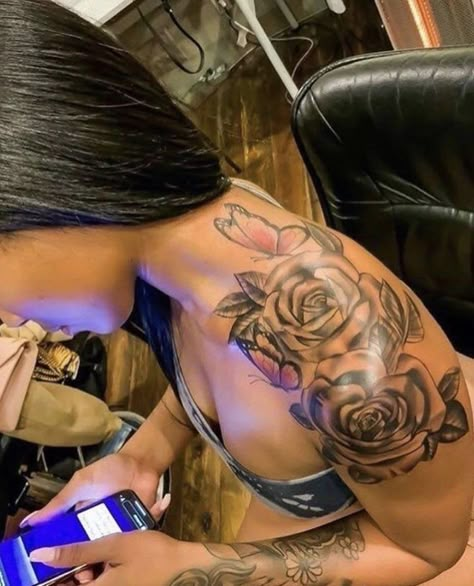 Cute Shoulder Tattoos, Girl Shoulder Tattoos, Feminine Tattoo Sleeves, Hand Tattoos For Girls, Cute Hand Tattoos, Pretty Hand Tattoos, Neck Tattoos Women, Forearm Tattoo Women, Tattoos For Black Skin