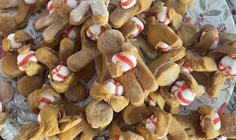 Santa isn’t the only one craving cookies on Christmas! Read this recipe to see just how easy it is to treat your equine friend this ho-ho-ho-liday season. Festive Snacks, Horse Cookies, Mini Candy Canes, Christmas Horse, Reading Diy, Man Cookies, Christmas Horses, Horse Treats, Gingerbread Man Cookies